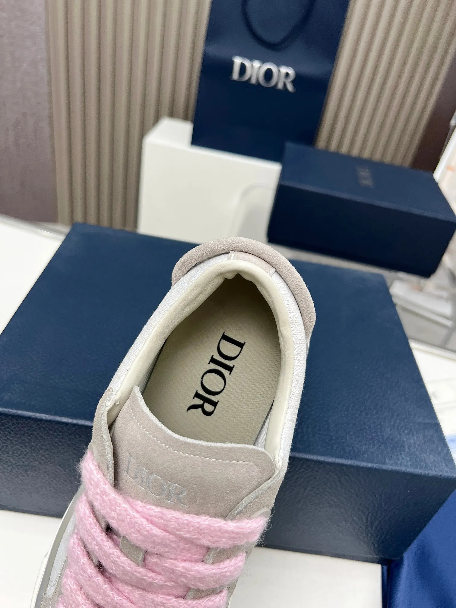 👟👟Ex-factory price👟👟Ex-factory price 560👟👟 DIOR Dior B33 sneakers, gray and white jacquard fabrics with gray high mercerized suede cowhide, new products for autumn 2023, reinterpreting classic tennis shoes, the fashionable silhouette highlights the thickness. Crafted from gray and white jacquard with Oblique print and suede panels, it has a distinctive padded tongue embellished with an embossed Dior signature, wide pink mohair laces and brass eyelets with a matte gray finish. The cream-white Dior Oblique patterned rubber sole, enhanced by the contrasting Dior 30 Avenue Montaigne signature on the rear, will add style to casual looks. Size: Women's 35-40 (34, 41 customized, non-refundable) Men's 39-45 (38, 46 customized, non-refundable)